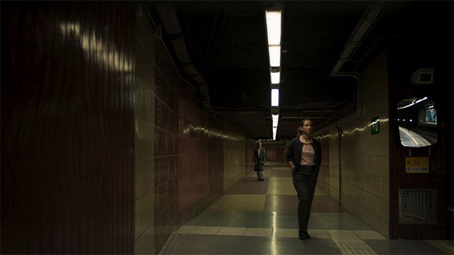 Cùng Laura và cựu cảnh sát rắc rối Román trên hành trình tìm ra sự thật