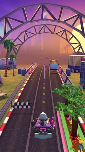 Trên đường đua, hãy thu thập thật nhiều xu và vật phẩm độc đáo