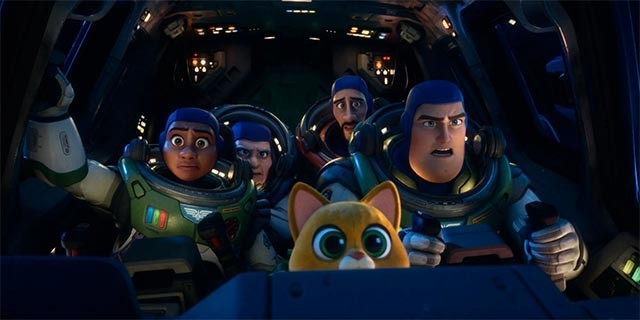 Lightyear 2022 xoay quanh câu chuyện về Buzz Lightyear và chuyến phiêu lưu thám hiểm không gian
