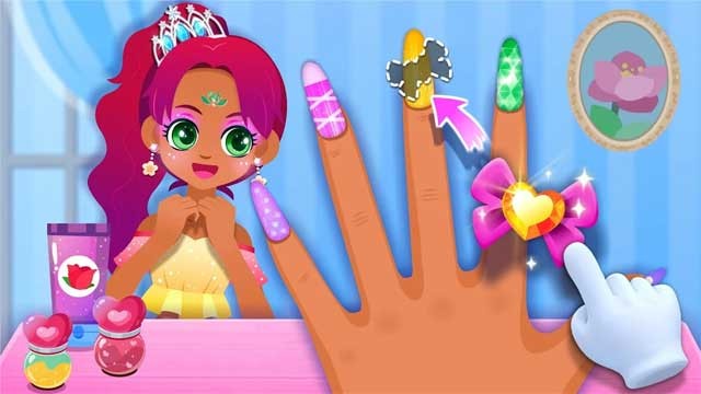 Hãy sơn cho công chúa móng tay màu sáng và trang trí móng tay với các hình dán đáng yêu