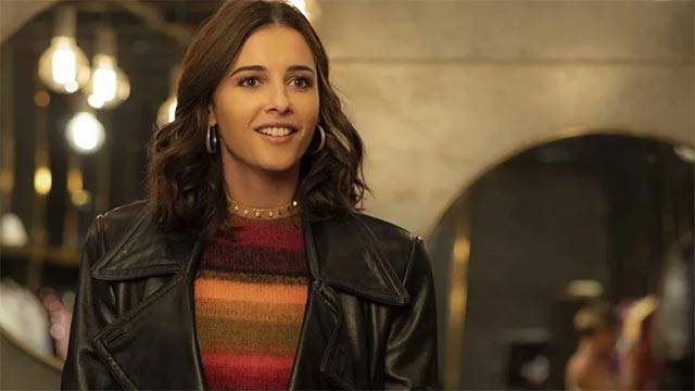 Naomi Scott là nữ diễn viên chính của phim Long Distance