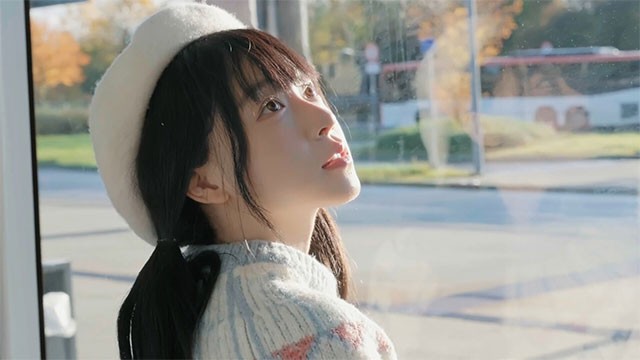 Love Begins With Goodbye là game hẹn hò tương tác do người thật đóng