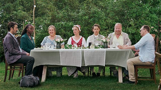 Love Forever xoay quanh đám cưới thảm họa của cặp đôi Hanna và Samuel