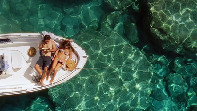 ... cùng vụ giết người và những bí ẩn trên hòn đảo Paxos