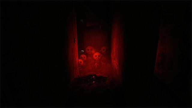 Tìm kiếm manh mối, thu thập item và giải đố để thoát khỏi tòa nhà búp bê ma ám