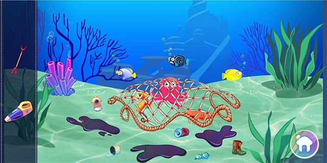 Giải cứu những chú cá nhỏ đang mắc vào lưới