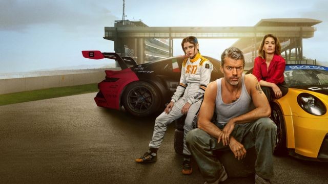 Motorvalley - Thung lũng xe hơi là loạt phim phiêu lưu hành động Ý trên Netflix