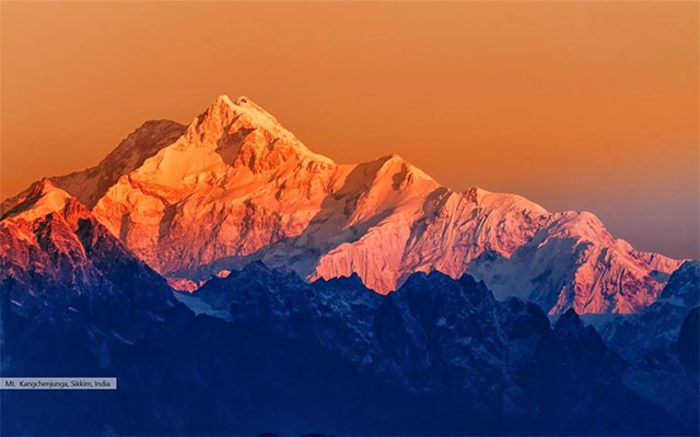 Moutain's Glow là bộ hình nền đẹp cho máy tính Windows 10