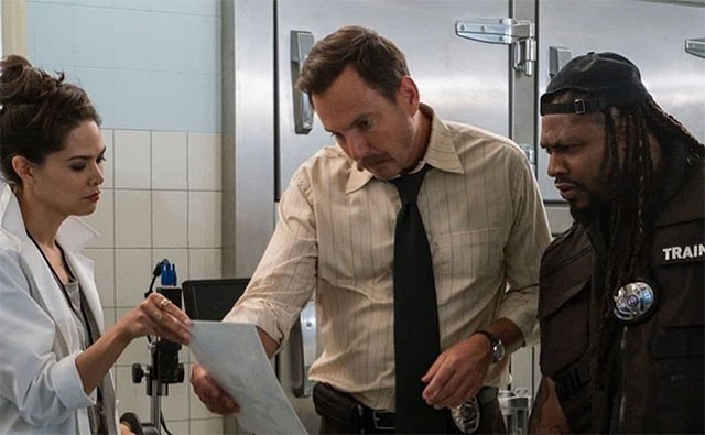 Khách mời ngôi sao trong Murderville không được biết trước kịch bản và phải ứng biến theo tình huống trong phim