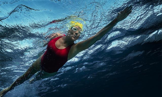 Phim Nyad tái hiện hành trình bơi từ Cuba đến Florida trong 53 giờ đồng hồ