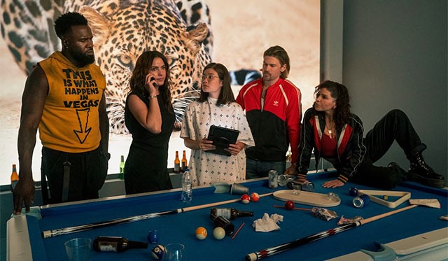 Obliterated pha trộn giữa những pha hành động đậm chất Mỹ với lời thoại, tình huống hài hước