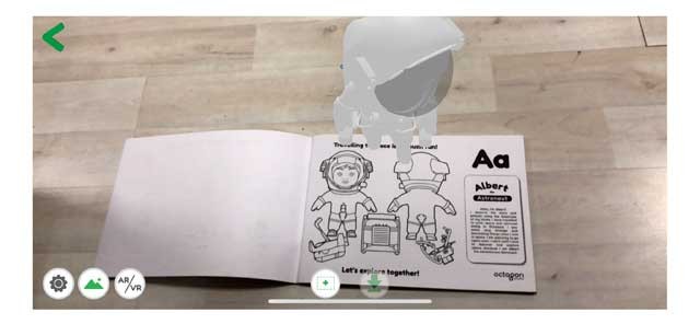 Tô màu cho nhân vật trong cuốn sách tô màu kèm theo bộ flashcard Octaland 4D+