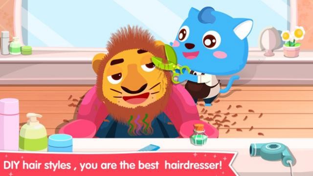 Bé làm thợ cắt tóc và tạo ra nhiều kiểu tóc khác nhau