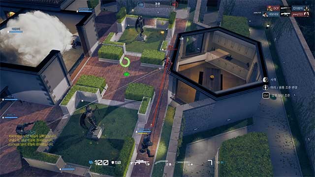 Có nhiều loại vũ khí như súng trường tấn công, súng tiểu liên, súng ngắn,...