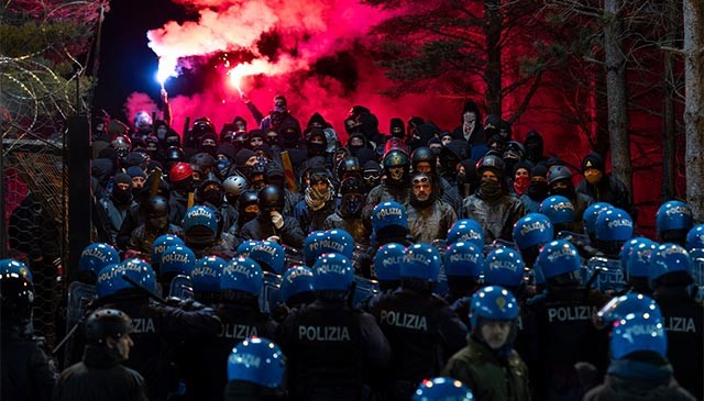 Public Disorder xoay quanh công việc và đời sống của đội cảnh sát chống bạo động ở Rome