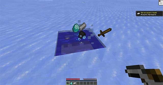 Dùng rìu để làm vỡ các lớp băng và thu thập kho báu