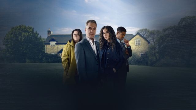 Loạt phim ngắn Bỏ chạy - Run Away gồm 8 tập, được phát sóng độc quyền trên Netflix