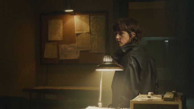 She Walks in Darkness khai thác đề tài cảnh sát ngầm với bầu không khí căng thẳng, dồn dập