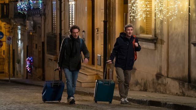 Sicily Express kể câu chuyện về 2 người bạn trở về Sicily vào đêm Giáng Sinh