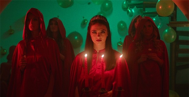 ... đẩy các cô gái vào hành trình sinh tồn thoát khỏi con lười độc ác