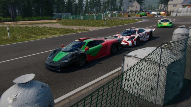 50 đường đua, bao gồm cả đường đua thực tế và tùy chỉnh