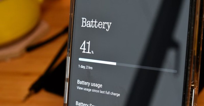 Tại sao điện thoại bị tụt pin khi không sử dụng? Nguyên nhân và cách khắc phục