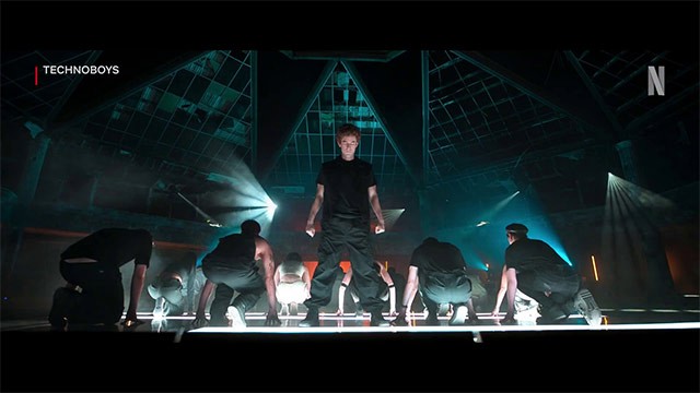 ... và đối mặt với sự cạnh tranh khốc liệt cũng như âm mưu bí ẩn ngay trong nội bộ nhóm nhạc