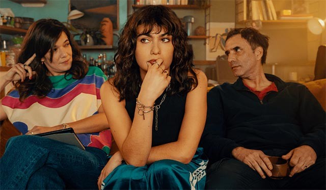 Những câu chuyện về quá khứ dần được hé lộ khi Lea trở lại những năm 90...