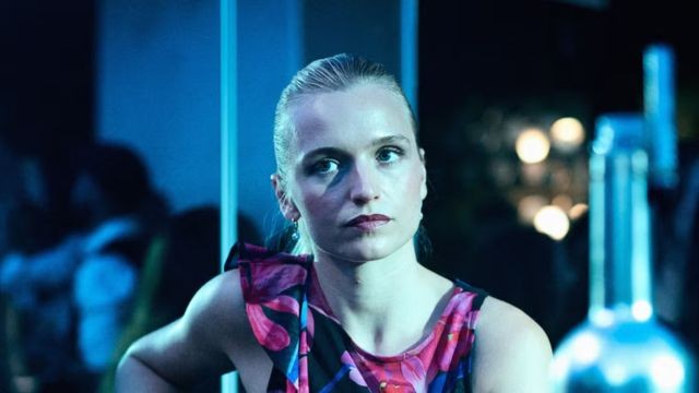 Cùng đặc vụ trẻ Tea thâm nhập tổ chức tội phạm bằng cách kết bạn với người yêu của trùm băng đảng