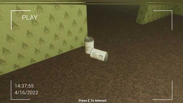 Tìm kiếm các vật dụng để tồn tại và thu thập các manh mối