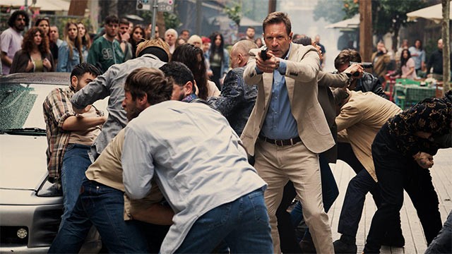 The Bricklayer xoay quanh hành trình cựu đặc vụ CIA lật tẩy âm mưu xuyên quốc gia