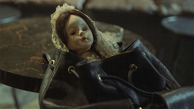 The Communion Girl xoay quanh câu chuyện về hồn ma ác nghiệt trú ngụ trong hình hài 1 con búp bê