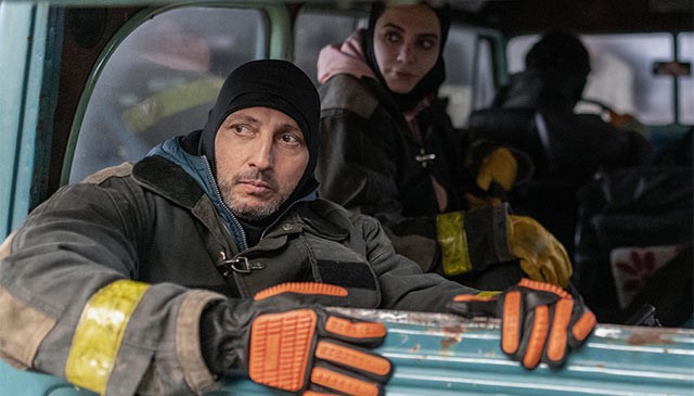 Cùng Juan Salvo và những người sống sót chiến đấu chống lại mối đe dọa ngoài hành tinh