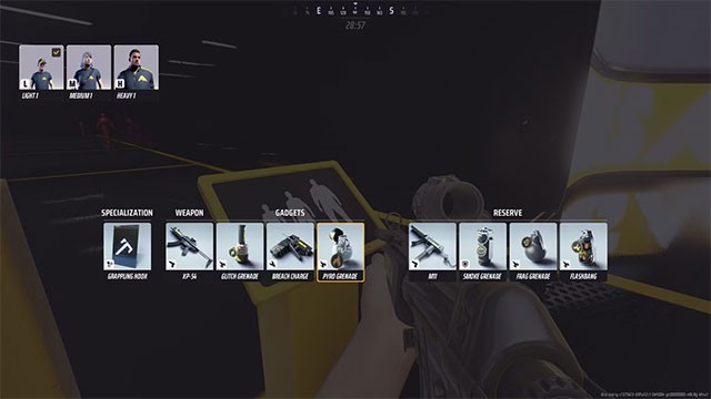 Trang bị cho nhân vật những vũ khí, phụ kiện cơ bản trước trận đấu