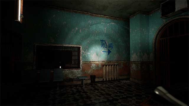 Sử dụng một chiếc đèn pin nhấp nháy để khám phá và đối mặt với ma quỷ