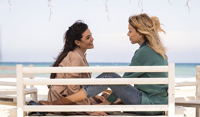 Cuộc sống bình yên của người phụ nữ chuyển giới Gloria bỗng bị xáo trộn khi gặp lại người bạn cũ