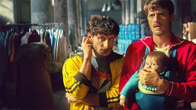 Poster phim Cú lừa tình yêu - The Love Scam trên Netflix tháng 1/2025