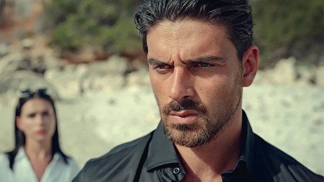 Bộ phim xoay quanh mối quan hệ tay 3 phức tạp giữa Laura, Massimo và Nacho