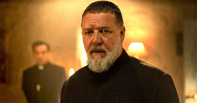 Russell Crowe vào vai Cha Gabriele Amorth, nhân vật chính trong phim The Pope's Exorcist