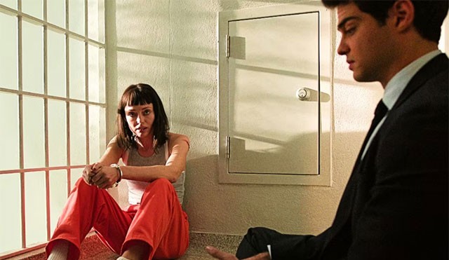 ... sau cuộc gặp gỡ với tình báo người Đông Âu và bị đe dọa tống tiền