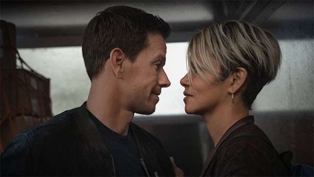 Đón xem 'phản ứng hóa học' thú vị giữa Mark Wahlberg và Halle Berry trong những tình huống hài hước