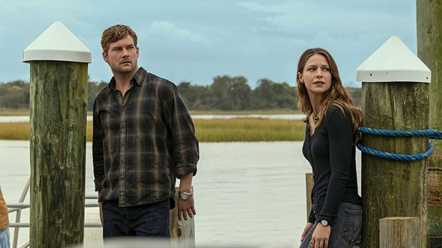 The Waterfront xoay quanh câu chuyện kịch tính của gia đình Buckley