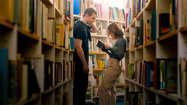 Through My Window kể câu chuyện tình yêu tuổi trẻ cuồng nhiệt và đầy cảm xúc của Raquel và Ares