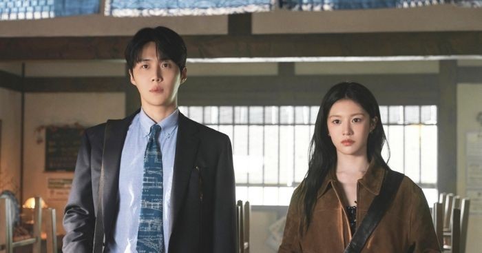 Ju Ho Jin (Kim Seon Ho) và Cha Mu Hee (Go Youn Jung)