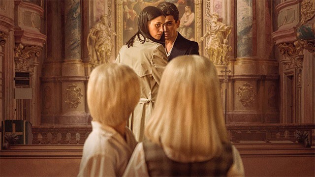 ... và sự cuồng tín của chúng đã làm náo loạn cuộc sống của cặp vợ chồng trẻ