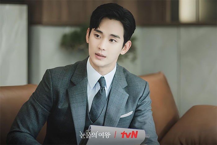 Kim Soo Hyun vào vai giám đốc pháp chế Baek Hyun Woo trong Nữ hoàng nước mắt (Queens of Tears)