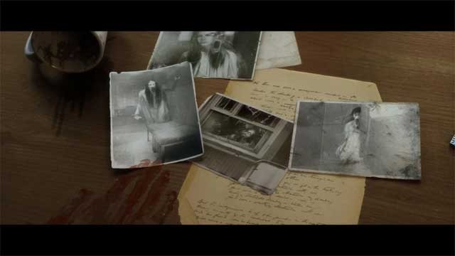 Đọc hàng trăm tờ ghi chú và trang nhật ký của nhân vật để tìm hiểu về câu chuyện