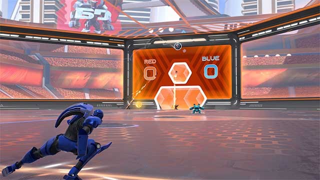 Chuyền bóng cho đồng đội của bạn hoặc ném nó vào khung thành để ghi bàn