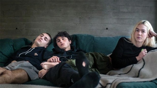 ... đằng sau một bí mật đen tối chưa biết