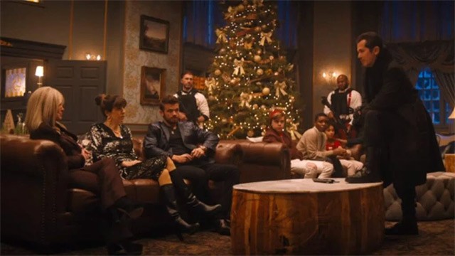 Phim Đêm Hung Tàn xoay quanh cuộc tấn công của nhóm lính đánh thuê vào gia đình giàu có vào đêm Giáng Sinh